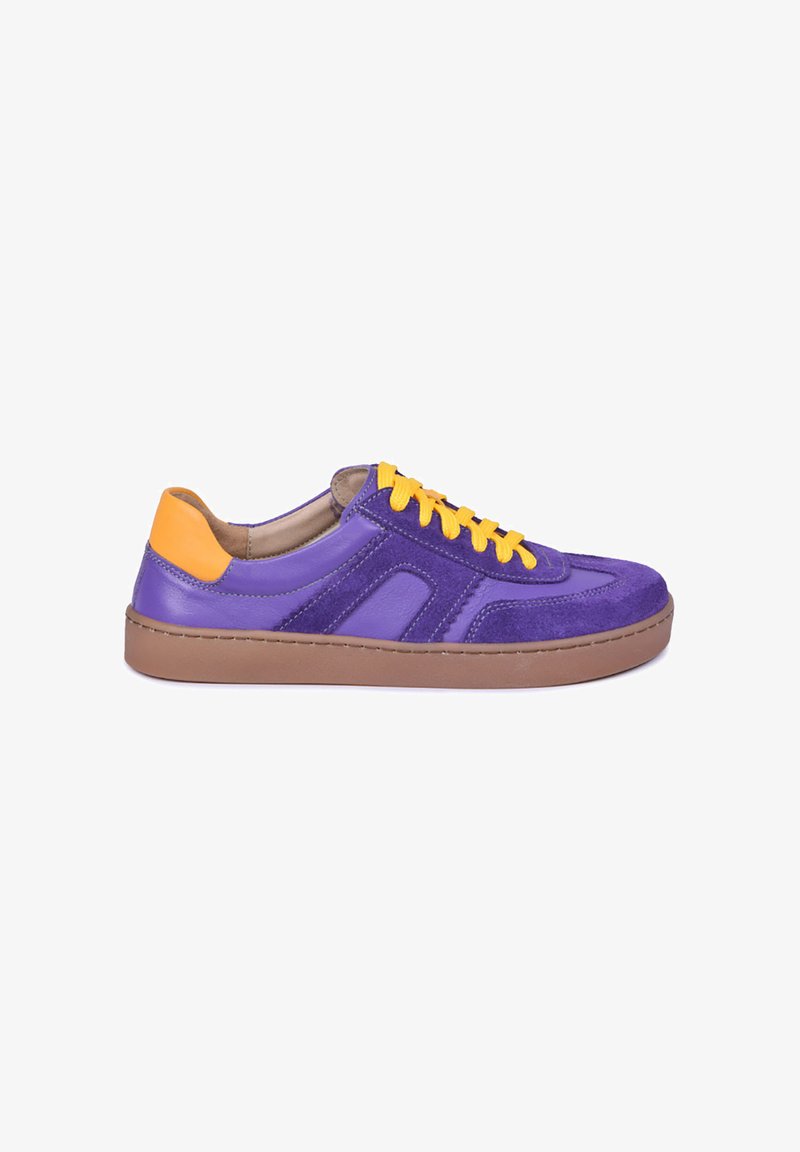 Baskets basses en cuir et daim violet avec des lacets jaunes, un renfort de talon jaune et une semelle en caoutchouc marron.