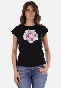 T-shirt nera a maniche corte con stampa floreale rosa e bianca al centro, realizzata in morbido cotone.
