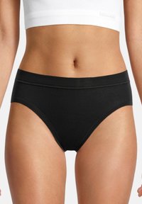 Schwarze Baumwollbikini-Briefs mit glatter Textur, elastischem Bund und minimalen Nähdetails. Bequem sitzend an den Hüften.