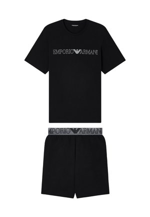 Set composto da T-shirt nera a maniche corte e pantaloncini con logo "EMPORIO ARMANI" bianco e grigio sul petto e sulla cintura.