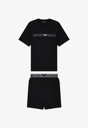 Set composto da T-shirt nera a maniche corte e pantaloncini con logo "EMPORIO ARMANI" bianco e grigio sul petto e sulla cintura.