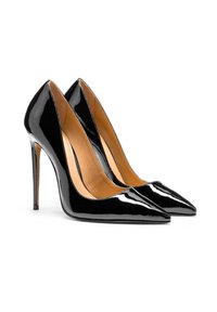 Escarpins noirs brillants à talons hauts, bouts pointus et doublure intérieure beige, inclinés pour montrer les vues latérale et avant.