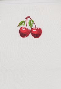 Tissu blanc avec un motif brodé de deux cerises rouges accompagnées de feuilles vertes, détaillé avec des ombres et des contours.
