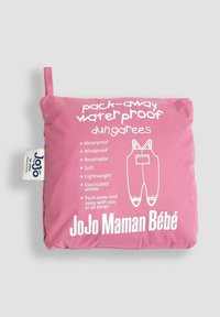 Rosa Stofftasche mit weißem Text, der "packbare wasserdichte Latzhose" beschreibt. Zu den Eigenschaften gehören wasserdicht, winddicht und elastische Knöchel.