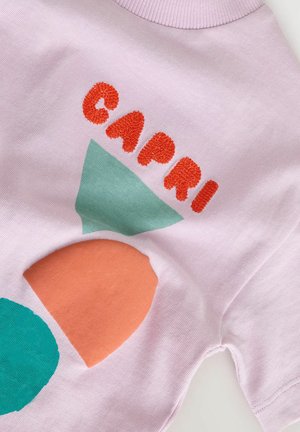 Lys lilla bomulds T-shirt med ordet "CAPRI" i orange, med geometriske former i teal og fersken som designakcenter.
