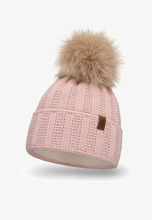 Roze gebreide muts met ribbelstructuur, afgewerkt met een zacht, fluffy beige pompon. Bevat een klein bruin merklabel op de manchet.