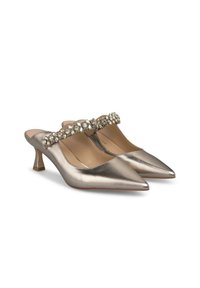 Mules argent métalliques à bout pointu avec un petit talon bloc, arborant une bande ornée de strass sur le coup de pied. Texture lisse.