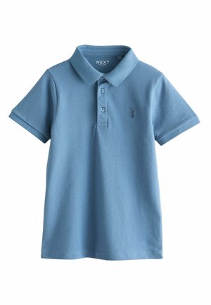 Polo azzurro chiaro in tessuto strutturato, con colletto, tre bottoni e piccolo logo ricamato sul petto.