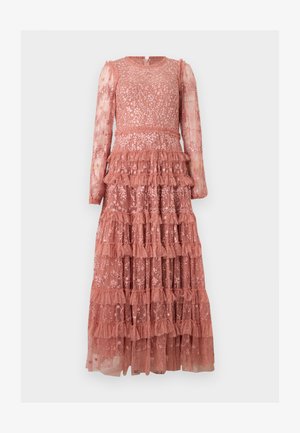 Μακρύ δαντελένιο φόρεμα σε ροζ απόχρωση με κεντήματα λουλουδιών, διάφανα μακριά μανίκια, φούστα με βολάν σε στρώσεις και εφαρμοστή μέση.