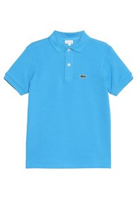 Jasnoniebieska koszulka polo wykonana z bawełny, z kołnierzykiem, krótkimi rękawami, dwoma guzikami oraz małym zielonym logo Lacoste na piersi.