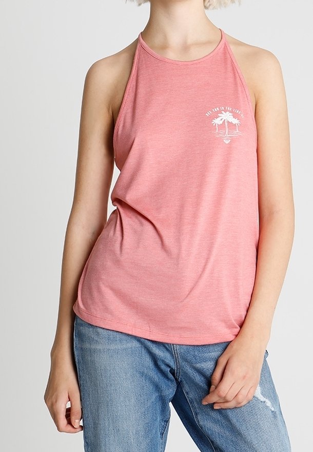 Roze mouwloze haltertop met een ontspannen pasvorm. Heeft een witte palmboomafdruk op de borst. Gemaakt van zachte, lichte stof.