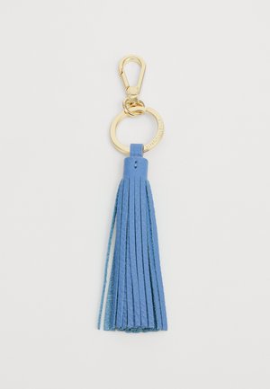 Modra usnjena ključavnica z dolgim resico, opremljena z zlatim kovinskim zaponko in obročem, podrobno obdelana z teksturiranim finišem.
