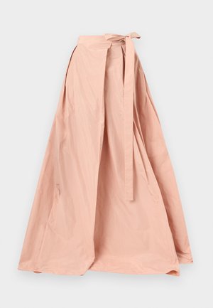 Jupe portefeuille longue couleur pêche avec ceinture nouée à la taille, présentant une silhouette fluide en A et une texture de tissu douce.