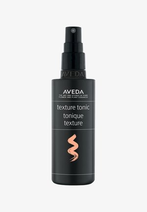 Aveda Texture Tonic spray in een zwarte cilindrische fles met een zwarte pomp. Bevat witte tekst en een koraalkleurige spiraal accent.