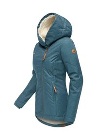 Turkusowa kurtka ocieplana z odpinanym kapturem, przednimi kieszeniami na zamek oraz miękką podszewką z polaru. Charakteryzuje się brązowymi skórzanymi dodatkami.