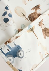 Tapis imperméable avec un motif d'animaux de la ferme aux couleurs pastel. Comprend des vaches, des canards et un tracteur bleu avec des détails graphiques et des bords doux.