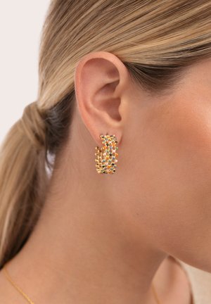 Pendientes de aro de oro con un diseño texturizado y piedras multicolores dispuestas en un patrón geométrico, que muestran tonos vibrantes y detalles intrincados.