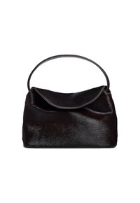 Svart handväska gjord av texturerat skinn med hår på, med ett rundat handtag och en klaffstängning. Slät insida med mjuka kanter.