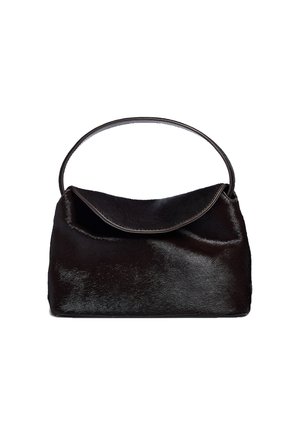 Črna torbica iz teksturirane usnjene kože, ki spominja na dlako, z zaobljenim ročajem in pokrovom. Gladek notranji del z mehkimi robovi.