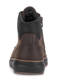Braune Leder-Stiefelette mit schwarzem gepolstertem Kragen, sichtbaren Nähten, seitlichem Reißverschluss und dicker schwarzer Gummisohle, von hinten gezeigt.