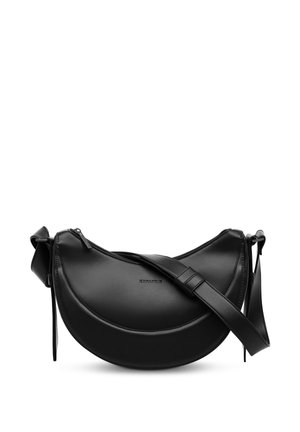 Bolso de hombro de cuero negro en forma de media luna con correa ajustable y cierre de cremallera, pequeño logo en el centro delantero.