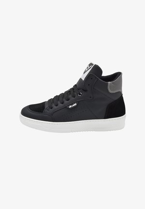 Zapatilla alta negra con parte superior de cuero liso y gamuza, suela de goma blanca y detalles perforados en los laterales.