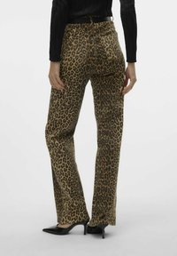Leopardprint broeken van een zachte stof, met een hoge taille, rechte pijpen, achterzakken en een riemlusdetail, gecombineerd met zwarte hakken.