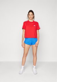 adidas Sportswear ESSENTIALS 3 STRIPES SINGLE CROPPED - Potiskana majica - better scarlet