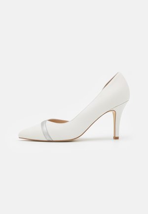 Biały półbut na wysokim obcasie z noskiem w szpic, ozdobiony srebrnym paskiem. Gładka faktura, smukły obcas i elegancki design.