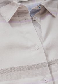 Camicia a scacchi di colore chiaro con righe orizzontali e verticali in grigio e lavanda, dotata di colletto button-down e bottoni bianchi.