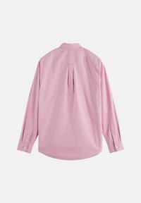 Camisa de manga larga rosa clara con pliegue en la parte posterior, cuello puntiagudo y puños abotonados. Hecha de una tela suave con una textura lisa y dobladillo redondeado.