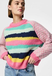 Pull en tricot coloré avec des rayures horizontales en rose, bleu canard, marine et jaune, doté de manches texturées roses et d'un col côtelé.