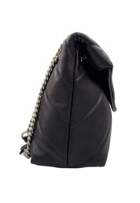 Borsa a tracolla in pelle trapuntata nera con catena argentata, mostrata di lato su uno sfondo bianco.