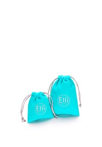 Türkise stofposer med snoretræk, en stor og en lille, med sølvdetaljer og teksten "Elli WE ♥ JEWELS." Glat tekstur.
