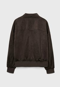 Brązowa zamszowa kurtka bombowiec z prążkowanym kołnierzem i dolnym brzegiem, z opadającymi ramionami i gładką fakturą. Brak widocznych logo i wzorów.