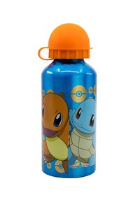 Botella de agua de metal azul con una tapa naranja. Presenta ilustraciones de un Charmander y un Squirtle, rodeados de patrones de Pokéballs.