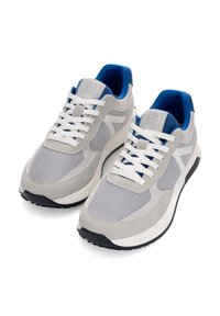 Graue Sneakers mit einem Obermaterial aus Mesh, blauen Akzenten, weißen Schnürsenkeln und einer strukturierten Gummisohle. Sie verfügen über eine abgerundete Zehenpartie und eine gepolsterte Zunge.