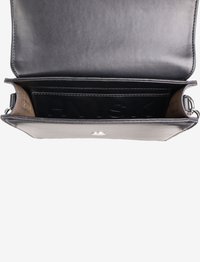 Borsa a spalla in pelle nera con interno spazioso dotato di scomparti per carte e fodera testurizzata. Dettagli in acciaio inossidabile.