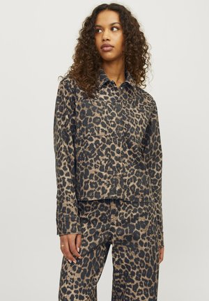Jakna od teksasa s leopard astrom, dugih rukava, dva džepa na prsima i ravnim krojem. Tamno bež i crna paleta boja, teksturirana tkanina.