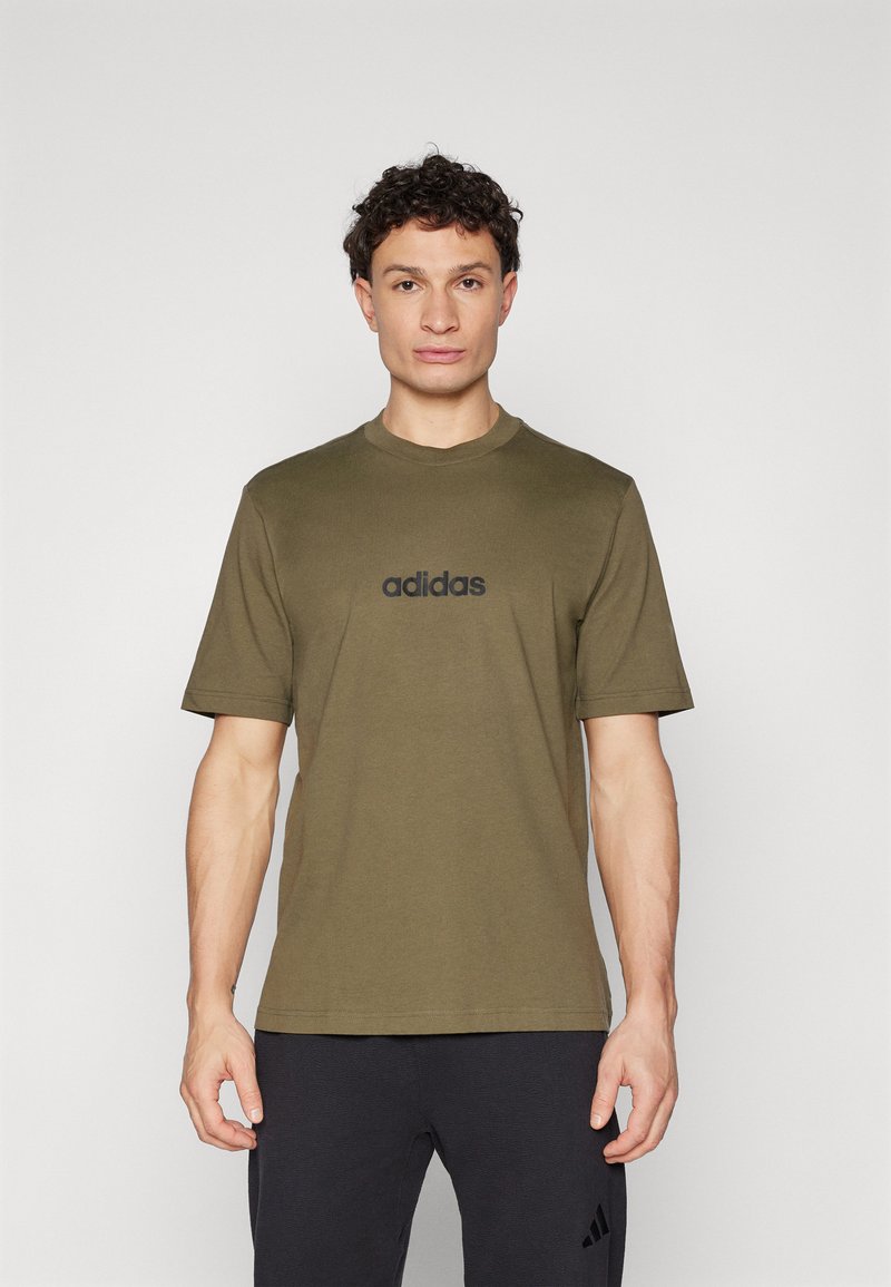 Olivově zelené bavlněné tričko s krátkými rukávy a kulatým výstřihem, s černým logem adidas umístěným na hrudi.