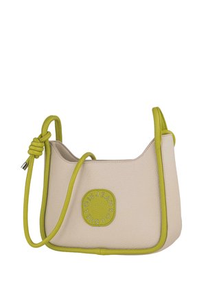 Bolso de piel beige con acentos en verde brillante y un parche de logo redondeado. Presenta una correa de hombro anudada y una forma estructurada.