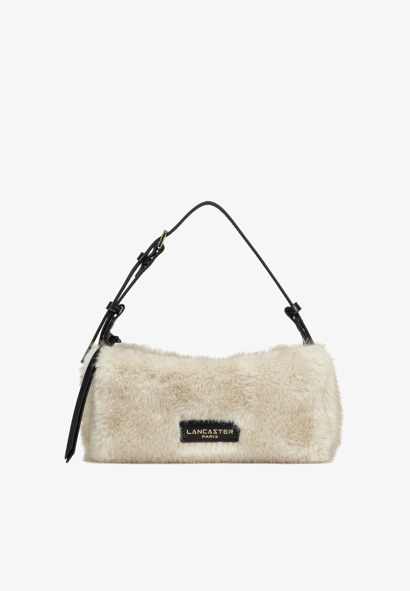 Petit sac à main rectangulaire beige en fausse fourrure avec une bandoulière noire réglable et une étiquette noire portant la mention Lancaster Paris sur le devant.