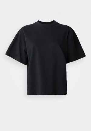 Sort bomulds t-shirt med rund halsudskæring, korte ærmer og en boxy pasform; har diskret logo på forsiden.