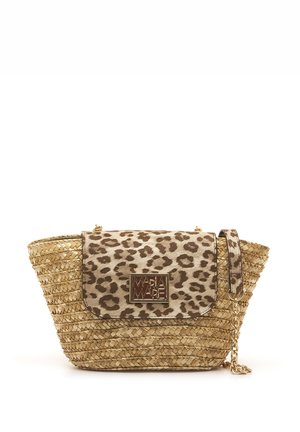 Bolso de mano de paja trenzada con solapa de estampado de leopardo, correa de cadena dorada y placa rectangular de metal dorado con el logo "MARIA MARE".