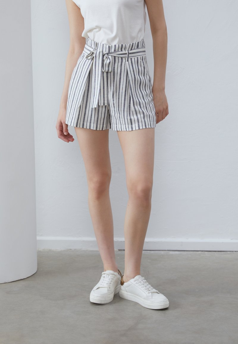 Anna Field NATURAL LINEN/VISCOSE MIX TIE WAIST SHORTS - Šortai - off-white