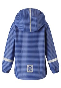 Blau gestreifte Regenjacke mit Kapuze, reflektierenden Akzenten an den Ärmeln und einem Logo auf dem Rücken. Glattes, wasserdichtes Material.