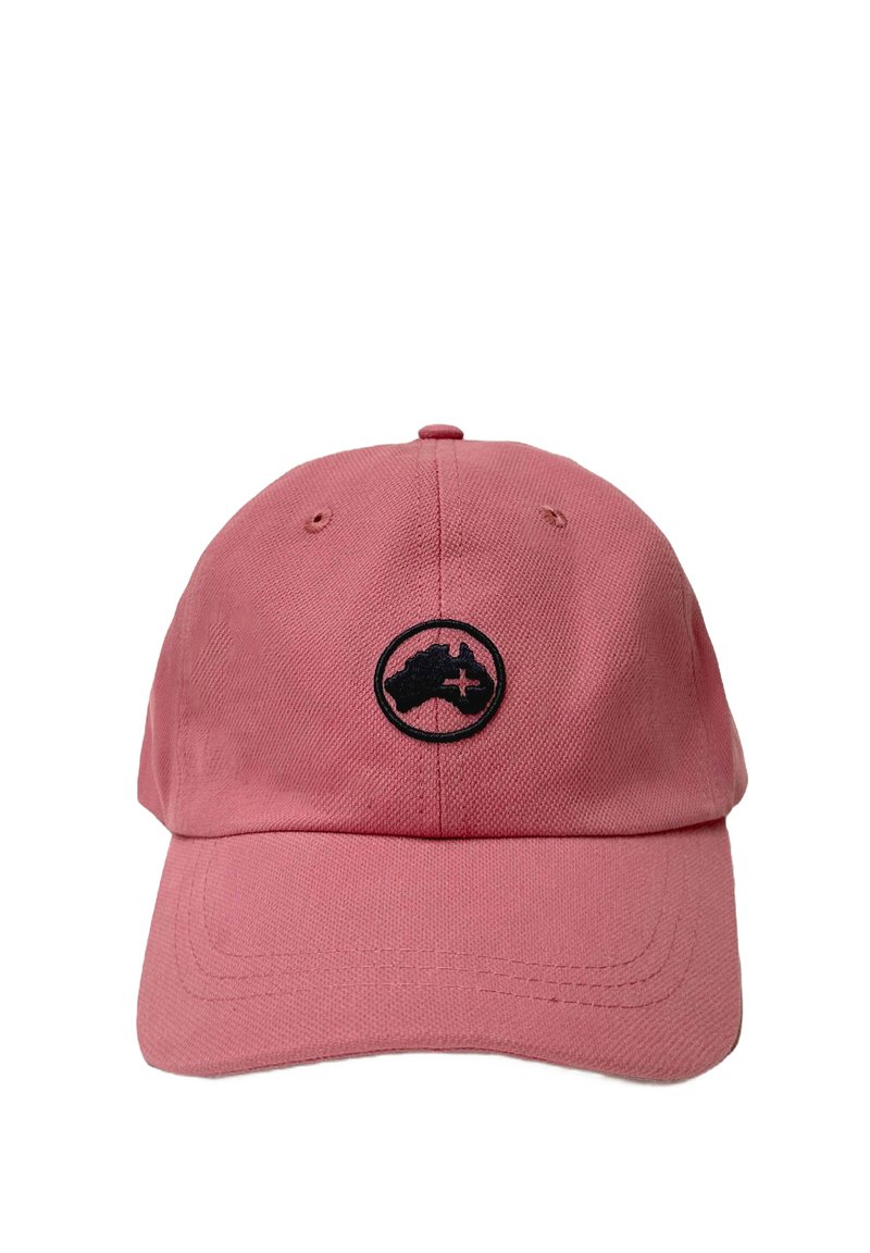 Gorra de algodón rosa con visera curva, que presenta un parche circular negro con un mapa delineado. Ojalillos para ventilación, tejido texturizado.