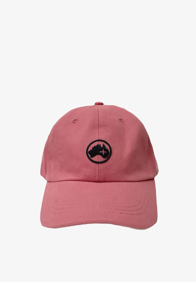 Gorra de algodón rosa con visera curva, que presenta un parche circular negro con un mapa delineado. Ojalillos para ventilación, tejido texturizado.