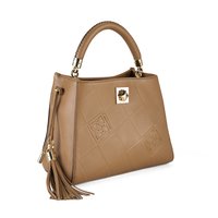 Hellbraune Leder-Handtasche mit einem gesteppten Muster und geprägten Details. Sie verfügt über einen gebogenen Griff, goldene Hardware und einen dekorativen Quasten.