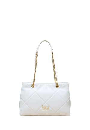 Borsa trapuntata bianca con tracolle a catena dorate e piccolo logo dorato sul davanti, mostrata su sfondo bianco.